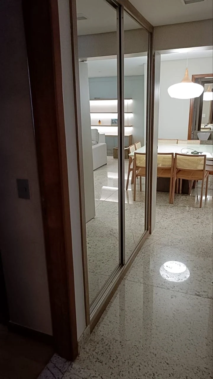 Corredor com roupeiro espelhado